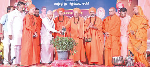 ಅಥಣಿ ಗಚ್ಚಿನಮಠದಲ್ಲಿ ಹಮ್ಮಿಕೊಂಡಿದ್ದ ಶರಣ ಸಂಸ್ಕೃತಿ ಉತ್ಸವ ಉದ್ಘಾಟನಾ ಸಮಾರಂಭಕ್ಕೆ ಜಗದ್ಗುರು ಪಂಚಮ ಶಿವಲಿಂಗೇಶ್ವರ ಸ್ವಾಮೀಜಿ, ಡಾ.ಶಿವಮೂರ್ತಿ ಮುರುಘಾ ಶರಣರು ಚಾಲನೆ ನೀಡಿದರು. ನಿಜಗುಣ ಪ್ರಭು ತೋಂಟದಾರ್ಯ ಸ್ವಾಮೀಜಿ, ಶಿವಕುಮಾರ ಸ್ವಾಮೀಜಿ, ಶಿವಬಸವ ಸ್ವಾಮೀಜಿ ಇತರರಿದ್ದರು.