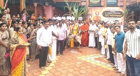 ಅಥಣಿ ಗಚ್ಚಿನಮಠದ ಪಲ್ಲಕ್ಕಿ ಉತ್ಸವಕ್ಕೆ ಚಾಲನೆ ನೀಡಲಾಯಿತು. ಶಿವಬಸವ ಸ್ವಾಮೀಜಿ, ಅಭಿನವ ಮುರುಘೇಂದ್ರ ಸ್ವಾಮೀಜಿ, ಮಲ್ಲಿಕಾರ್ಜುನ ಸ್ವಾಮೀಜಿ ಇತರರಿದ್ದರು.