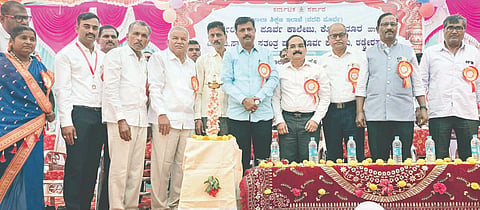 ಕೊಕಟನೂರ ಗ್ರಾಮದ ಸರ್ಕಾರಿ ಪದವಿಪೂರ್ವ ಮಹಾವಿದ್ಯಾಲಯದಲ್ಲಿ ಹಮ್ಮಿಕೊಂಡಿದ್ದ ಪಪೂ ಕಾಲೇಜು ಗಳ ತಾಲೂಕುಮಟ್ಟದ ಸಾಂಸ್ಕೃತಿಕ ಸ್ಪರ್ಧೆಗಳ ಉದ್ಘಾಟನಾ ಸಮಾರಂಭದಲ್ಲಿ ಕೆಪಿಸಿಸಿ ಸದಸ್ಯ ಶ್ಯಾಮರಾವ ಪೂಜಾರಿ, ಸಿದ್ದಪ್ಪ ಮುದಕಣ್ಣವರ, ಗುರುಮೂರ್ತಯ್ಯ ಕಾಡದೇವರಮಠ, ಸುರೇಶ ನಾಯಿಕ ಇತರರಿದ್ದರು.