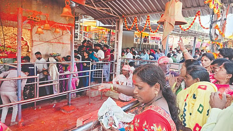 ಕೊಕಟನೂರ ಗ್ರಾಮದ ಶ್ರೀ ರೇಣುಕಾ ಯಲ್ಲಮ್ಮದೇವಿಗೆ ದೂಳ ದರ್ಶನ ಮೂಲಕ ಭಕ್ತರು ದೇವಿ ದರ್ಶನ ಪಡೆದರು.