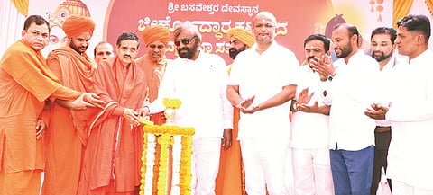 ಬಸವಕಲ್ಯಾಣದಲ್ಲಿ ಶ್ರೀ ಬಸವೇಶ್ವರ ದೇವಸ್ಥಾನ ಜೀರ್ಣೋದ್ಧಾರ ಕಟ್ಟಡದ ಉದ್ಘಾಟನೆ ಹಾಗೂ ಶಿವರಾತ್ರಿ ನಿಮಿತ್ತ ಇಷ್ಟಲಿಂಗ ಮಹಾಪೂಜೆ ಸಮಾರಂಭವನ್ನು ಶ್ರೀ ಡಾ.ಚನ್ನವೀರ ಶಿವಾಚಾರ್ಯ ಉದ್ಘಾಟಿಸಿದರು. ಶ್ರೀ ಡಾ.ಶಿವಾನಂದ ಮಹಾಸ್ವಾಮೀಜಿ, ಶ್ರೀ ಪ್ರಭುದೇವ ಸ್ವಾಮೀಜಿ, ಶ್ರೀ ಶಿವಲಿಂಗ ಸ್ವಾಮೀಜಿ, ಶ್ರೀ ಶಿವಾನಂದ ಸ್ವಾಮೀಜಿ, ಸಚಿವ ಈಶ್ವರ ಖಂಡ್ರೆ, ಶಾಸಕ ಶರಣು ಸಲಗರ, ಬಸವರಾಜ ಕೋರಕೆ, ಶಶಿಕಾಂತ ದುರ್ಗೆ, ವಿವೇಕ ಹೊದಲೂರೆ, ಮಲ್ಲಿಕಾರ್ಜುನ ಗುಂಗೆ ಇತರರಿದ್ದರು.