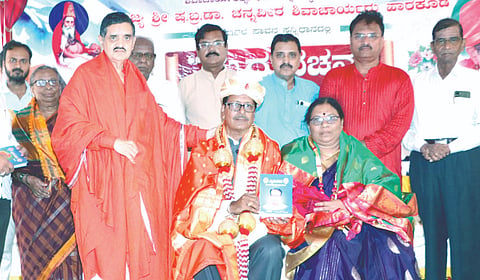 ಬಸವಕಲ್ಯಾಣ  ತಾಲೂಕಿನ ಹಾರಕೂಡ ಶ್ರೀಮಠದಲ್ಲಿ ಶುಕ್ರವಾರ ಆಯೋಜಿಸಿದ್ದ ನಿವೃತ್ತ ಶಿಕ್ಷಕ, ಸಾಹಿತಿ ಬಸವರಾಜ ಐನೋಳಿ ಅವರ ಅಭಿನಂದನಾ ಗ್ರಂಥ ಮೃದುವಚನ ಲೋಕಾರ್ಪಣೆ ಸಮಾರಂಭದಲ್ಲಿ ಐನೋಳಿ ದಂಪತಿಯನ್ನು ಶ್ರೀ ಡಾ.ಚನ್ನವಿರ ಶಿವಾಚಾರ್ಯರು ಸನ್ಮಾನಿಸಿ ಆಶೀರ್ವದಿಸಿದರು. ಡಾ.ರಾಜಶೇಖರ ಮಠಪತಿ(ರಾಗಂ), ಮಲ್ಲಿನಾಥ ಹಿರೇಮಠ, ಬಿ.ಕೆ ಹಿರೇಮಠ, ಸುಭಾಷಚಂದ್ರ ನಾಗರಾಳೆ, ಮೇರಾಜ ನಾಗರಾಳೆ, ಸಿದ್ರಾಮಪ್ಪ ಗುದಗೆ  ಇತರರಿದ್ದರು.