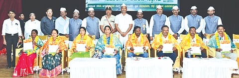 ಬಸವಕಲ್ಯಾಣದಲ್ಲಿ ಶನಿವಾರ ಆಯೋಜಿಸಿದ್ದ  ಸ್ವಾತಂತ್ರ್ಯೋತ್ಸವ ಕಾರ್ಯಕ್ರಮದಲ್ಲಿ ನಾನಾ ಕ್ಷೇತ್ರಗಳಲ್ಲಿ ಸಾಧನೆಗೈದ ಸಾಧಕರನ್ನು ಸನ್ಮಾನಿಸಲಾಯಿತು. ಶಾಸಕ ಶರಣು ಸಲಗರ, ಸಹಾಯಕ ಆಯುಕ್ತ ಪ್ರಕಾಶ ಕುದರಿ, ತಹಸೀಲ್ದಾರ್​ ಡಾ.ದತ್ತಾತ್ರೇಯ ಗಾದಾ, ಇಒ ರಮೇಶ್​ ಸುಲ್ಫಿ, ಪೌರಾಯುಕ್ತ ರಾಜು ಬಣಕಾರ್​, ಬಿಇಒ ಸಿದ್ಧವಿರಯ್ಯ ರುದ್ನೂರ, ರಾಜು ಬಣಕಾರ, ದಿಲೀಪಕುಮಾರ ಉತ್ತಮ್​, ಸಿಪಿಐ 