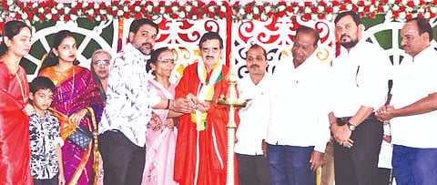 ಬಸವಕಲ್ಯಾಣ ತಾಲೂಕಿನ ಹಾರಕೂಡ ಶ್ರೀ ಗುರುಲಿಂಗ ಶಿವಾಚಾರ್ಯ ಉಚಿತ ವಸತಿ ಶಾಲೆಯಲ್ಲಿ 80ನೇ ಸ್ವಾತಂತ್ರ್ಯೋತ್ಸವದ ನಿಮಿತ್ತ ಹಮ್ಮಿಕೊಂಡಿದ್ದ ಕಾರ್ಯಕ್ರಮವನ್ನು ಸಮಾಜ ಸೇವಕಿ ಮಂಗಲಾ ಲಾತೂರೆ ಉದ್ಘಾಟಿಸಿದರು.  ಶ್ರೀ ಡಾ. ಚನ್ನವಿರ ಶಿವಾಚಾರ್ಯರು, ಡಾ.ಎಸ್​.ಎಂ.ಮಠಪತಿ, ಐ.ಜಿ.ಮಠಪತಿ, ನಾಗೇಶ ಮಹಾಜನ, ಪ್ರಭಾವತಿ ಲಾತೂರೆ, ನಾಗಣ್ಣ ಲಾತೂರೆ ಇತರರಿದ್ದರು.