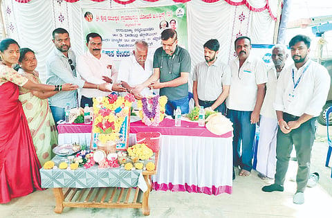 ಬೆಟ್ಟದಪುರ ಸಮೀಪದ ಹರದೂರು ಗ್ರಾಮದಲ್ಲಿ ಶ್ರೀ ಕ್ಷೇತ್ರ ಧರ್ಮಸ್ಥಳ ಗ್ರಾಮಾಭಿವೃದ್ಧಿ ಸಂಸ್ಥೆ ವತಿಯಿಂದ ಸ್ತ್ರೀ ಶಕ್ತಿ ಜ್ಞಾನ ವಿಕಾಸ ಕೇಂದ್ರ ಹಾಗೂ ಒಕ್ಕೂಟ ನೇತೃತ್ವ ಮೈಸೂರಿನ ಸ್ಪಂದನ ಆಸ್ಪತ್ರೆ ಸಹಯೋಗದಲ್ಲಿ ನಡೆದ ಉಚಿತ ಆರೋಗ್ಯ ತಪಾಸಣಾ ಶಿಬಿರವನ್ನು ಗಣ್ಯರು ಉದ್ಘಾಟಿಸಿದರು.