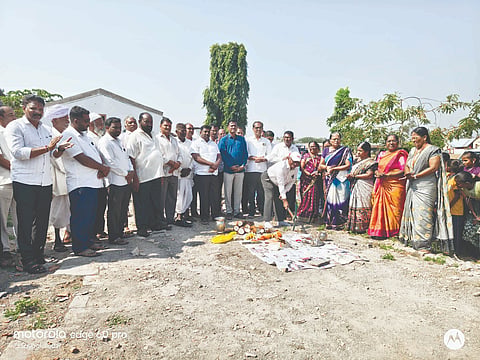 ಬೋರಗಾಂವ ಮರಾಠಿ ಪ್ರಾಥಮಿಕ ಶಾಲೆಯಲ್ಲಿ ಗ್ರಂಥಾಲಯ ಕಟ್ಟಡ ಕಾಮಗಾರಿಗೆ ಪಪಂ ಸದಸ್ಯ  ಶರದ್ ಜಂಗಟೆ ಚಾಲನೆ ನೀಡಿದರು. ಶಿವಾಜಿ ಬೋರೆ, ಬಿ.ಕೆ.ಮಹಾಜನ್, ಜಿತೇಂದ್ರ ಪಾಟೀಲ, ಫಿರೋಜ್ ಅಫರಾಜ, ಅಜಿತ್ ಕಾಂಬಳೆ, ಭರತ ಕಾಂಬಳೆ, ಅಯೂಬ್ ಮಕಾಂದರ ಇತರರಿದ್ದರು.
