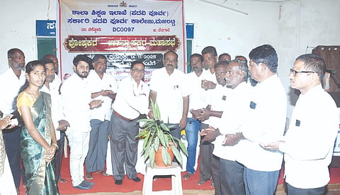 ಮಜಲಟ್ಟಿ ಸರ್ಕಾರಿ ಕಾಲೇಜಿನಲ್ಲಿ ಹಮ್ಮಿಕೊಂಡಿದ್ದ ಪಾಲಕರ ಉಪನ್ಯಾಸಕರ ಮಹಾಸಭೆಯನ್ನು ಉಪನಿರ್ದೇಶಕ ಪಾಂಡುರಂಗ ಭಂಡಾರಿ ಉದ್ಘಾಟಿಸಿದರು. ಆನಂದ ಕೋಳಿ, ಆರ್.ಬಿ.ಸಂಗಪ್ಪಗೋಳ ಇತರರಿದ್ದರು.