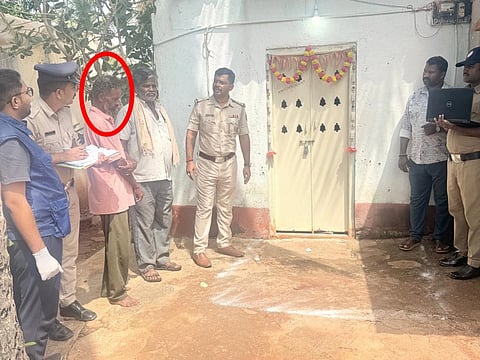 ದೊಡ್ಡಬಳ್ಳಾಪುರ ನೇರಳಘಟ್ಟದಲ್ಲಿ ಹಲ್ಲೆ ಮಾಡಿದ ಸ್ಥಳದಲ್ಲಿ ಆರೋಪಿ ಲಕ್ಷ$್ಮಣ್​ನೊಂದಿಗೆ ಗ್ರಾಮಾಂತರ ಠಾಣೆ ಇನ್​ಸ್ಪೆಕ್ಟರ್​ ನವೀನ್​ ಕುಮಾರ್​ ಸ್ಥಳ ಮಹಜರು ಮಾಡಿದರು.
