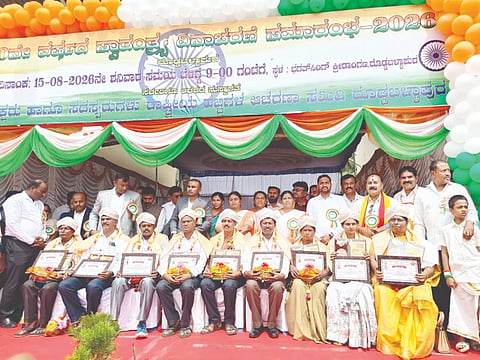 ದೊಡ್ಡಬಳ್ಳಾಪುರದ ಭಗತ್​ಸಿಂಗ್​ ಕ್ರೀಡಾಂಗಣದಲ್ಲಿ ವಿವಿಧ ಕ್ಷೇತ್ರಗಳ ಸಾಧಕರು ಹಾಗೂ ವಿಜಯವಾಣಿಯ ತೂಬಗೆರೆ ಬಿಡಿ ಸುದ್ದಿ ವರದಿಗಾರ ಶಿವಕುಮಾರ್​ ಅವರನ್ನು ಸನ್ಮಾನಿಸಲಾಯಿತು. ಸಂಸದ ಡಾ.ಕೆ.ಸುಧಾಕರ್​, ಶಾಸಕ ಧೀರಜ್​ ಮುನಿರಾಜು, ಉಪವಿಭಾಗಾಧಿಕಾರಿ ಮಂಜುನಾಥ, ತಹಸೀಲ್ದಾರ್​ ಮಲ್ಲಪ್ಪ, ನಗರಸಭೆ ಅಧ್ಯಕ್ಷೆ ಪ್ರಭಾ ನಾಗರಾಜ್​, ಉಪಾಧ್ಯಕ್ಷ ಬಂತಿ ವೆಂಕಟೇಶ್​, ತಾಪಂ ಇಒ ಮಂಜುನಾಥ್​ ಹರ್ತಿ, ಬಿಇಒ ಶಂಕರಯ್ಯ ಇತರರು ಇದ್ದರು.