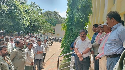ದೊಡ್ಡಬಳ್ಳಾಪುರದ ಬೆಸ್ಕಾಂ ಕಚೇರಿ ಆವರಣದಲ್ಲಿ ಬೆಸ್ಕಾಂ ಖಾಸಗೀಕರಣ ವಿರೋಧಿಸಿ ಸಿಬ್ಬಂದಿ ಪ್ರತಿಭಟನೆ ನಡೆಸಿದರು. ಬೆಸ್ಕಾಂ ಎಇ ಚಂದ್ರಶೇಖರ್​, ಎಇಇ ಮಂಜುನಾಥ್​ (ಗ್ರಾಮೀಣ), ಸಹಾಯಕ ಕಾರ್ಯನಿರ್ವಾಹಕ ಇಂಜಿನಿಯರ್​ ವಿನಯ ಕುಮಾರ್​ (ನಗರ ಉಪ ವಿಭಾಗ ), ವಿದ್ಯುತ್​ ಗುತ್ತಿಗೆದಾರ ಸಂಘದ ಅಧ್ಯಕ್ಷ ಆನಂದ್​, ಸಂಘಟನಾ ಕಾರ್ಯದರ್ಶಿ ಲೋಕೇಶ್​ ನಾಯಕ್​, ಕೇಂದ್ರ ಕಾರ್ಯ ಸಮಿತಿ ಸದಸ್ಯ ಮುತ್ತುರಾಜ್​ ಹಾಗೂ ಇತರರು ಇದ್ದರು.