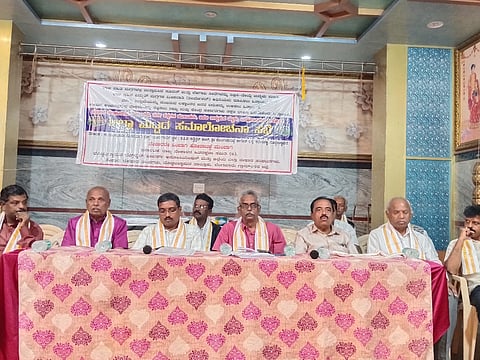 ದೊಡ್ಡಬಳ್ಳಾಪುರದ ಖಾಸಗಿ ಸಭಾಂಗಣದಲ್ಲಿ ಹಮ್ಮಿಕೊಂಡಿದ್ದ ನೇಕಾರರ ಜಿಲ್ಲಾ ಮಟ್ಟದ ಸಮಾಲೋಚನಾ ಸಭೆಯಲ್ಲಿ ನಗರಸಭಾ ಸದಸ್ಯರಾದ ಚಂದ್ರಮೋಹನ್​, ಅಖಿಲೇಶ್​, ನೇಕಾರರ ಹೋರಾಟ ಸಮಿತಿ ಅಧ್ಯಕ್ಷ ಬಿ.ಜಿ.ಹೇಮಂತ್​ ರಾಜ್​, ಕನ್ನಡ ಪಕ್ಷದ ಉಪಾಧ್ಯಕ್ಷ ಸಂಜೀವ ನಾಯಕ್​, ರಾಜ್ಯ ನೇಕಾರ ಹಿತರಕ್ಷಣಾ ಸಮಿತಿ ಉಪಾಧ್ಯಕ್ಷ ಆರ್​.ಎಸ್​.ಶ್ರೀನಿವಾಸಲು, ಖಜಾಂಚಿ ಕೆ.ಮಲ್ಲೇಶ್​, ಟಿಎಂಸಿ ಬ್ಯಾಂಕ್​ ನಿರ್ದೇಶಕ ಕೆ.ಜಿ.ಗೋಪಾಲ್​ ಇದ್ದರು. 