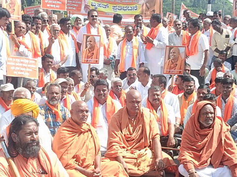  ಕನ್ಹೇರಿ ಮಠದ ಅದೃಶ್ಯ ಶ್ರೀಗಳನ್ನು ವಿವಿಧ ಜಿಲ್ಲೆಯಳಿಗೆ ಪ್ರವೇಶ ನಿರ್ಬಂಧಿಸಿದ ಸರ್ಕಾರದ ಆದೇಶವನ್ನು ಖಂಡಿಸಿ ಸಿ.ಸಿ. ಪಾಟೀಲ ನೇತೃತ್ವದಲ್ಲಿ ಜಿಲ್ಲಾಡಳಿತ ಭವನ ಮುಂಭಾಗದಲ್ಲಿ ಪ್ರತಿಭಟನೆ ನಡೆಸಲಾಯಿತು. ವಿಜಯಪುರದ ಕೈವಲ್ಯ ಕುಟೀರ ಪ್ರಣವಪ್ರಕಾಶ ಮಹಾರಾಜರು, ಕನಕನಾಳದ ಗಿರೀಶಾನಂದ ಮಹಾರಾಜರು, ಹಂಸನೂರಿನ ಶ್ರೀ ಅಭಿನವ ಬಸವರಾಜೇಂದ್ರ ಶ್ರೀಗಳು, ಕನ್ನೂರಿನ ಗಿರಿಮಲ್ಲೇಶ್ವರ ಮಹಾರಾಜರು, ಕನ್ನೂರಿನ ಸದಾಶಿವ ಮಹಾರಾಜರು, ಸಿದ್ದಾಪೂರದ ಅರವಿಂದ ಮಹಾರಾಜರು, ಬಸವನಬಾಗೆವಾಡಿಯ ಅಭಿಯಾನಂದ ಮಹಾರಾಜರು, ಲಿಂಗದಾಳದ ಚೆನ್ನಮಲ್ಲಿಕಾರ್ಜುನ ಮಹಾರಾಜರು, ರಾಜು ಕುರಡಗಿ, ಎಸ್​. ವಿ. ಸಂಕನೂರ, ವಿಜಯಕುಮಾರ ಗಡ್ಡಿ ಇತರರು ಇದ್ದರು.