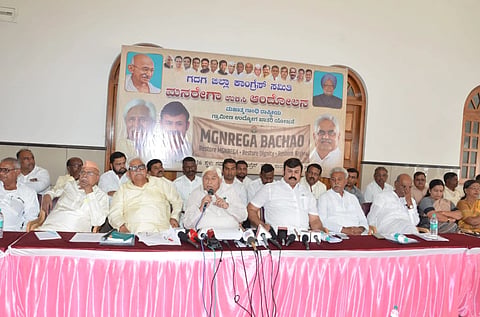 ಗದಗ ಕಾಟನ್​ ಸೇಲ್​ ಸೊಸೈಟಿಯಲ್ಲಿ ಎಚ್​.ಕೆ. ಪಾಟೀಲ ಸುದ್ದಿಗೋಷ್ಟಿ ನಡೆಸಿದರು. ಡಿ.ಆರ್​. ಪಾಟೀಲ, ಜಿ.ಎಸ್​. ಪಾಟೀಲ, ಬಿ. ಆರ್​. ಯಾವಗಲ್ಲ, ರಾಮಕೃಷ್ಣ ದೊಡ್ಡಮನಿ, ರಾಮಣ್ಣ ಲಮಾಣಿ ಇತರರು ಇದ್ದರು.  