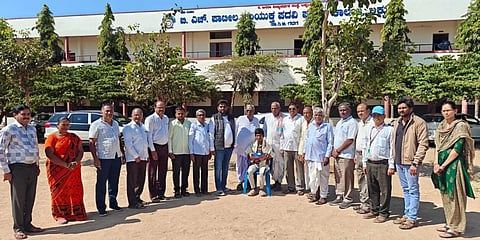 ಗದಗ ತಾಲೂಕಿನ ಲಕ್ಕುಂಡಿ ಜನತಾ ವಿದ್ಯಾವರ್ಧಕ ಸಂಸ್ಥೆಯ ಬಿ.ಎಚ್​.ಪಾಟೀಲ ಸಂಯುಕ್ತ ಪದವಿ ಪೂರ್ವ ಕಾಲೇಜಿನಲ್ಲಿ ಬಾಲಕ ಪ್ರಜ್ವಲ್​ ರಿತ್ತಿ ಸನ್ಮಾನಿಸಿ ಗೌರವಿಸಲಾಯಿತು. ಸಿದ್ದು ಪಾಟೀಲ, ಐ.ಎನ್​.ಕುಂಬಾರ, ಪ್ರಕಾಶ ತೋಪಿನ, ವಿ. ವಿ ಗಂಧದ, ಕೆ. ಎಂ. ಪಾಟೀಲ, ತಿಪ್ಪಣ್ಣ ಅಂಬಕ್ಕಿ, ಮಲ್ಲಪ್ಪ ಕಮತರ, ಬಿ. ವಿ. ಪಾಟೀಲ, ಎ. ಎನ್​. ಪೂಜಾರ ಇತರರು ಇದ್ದರು.