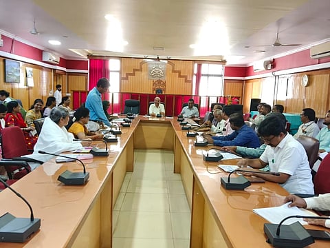  ಗದಗ ಜಿಲ್ಲಾಡಳಿತ ಭವನದಲ್ಲಿ ಯೋಗ ದಿನಾಚರಣೆ ಕುರಿತು ಪೂರ್ವಭಾವಿ ಸಭೆ ಜರುಗಿತು. ಸಿ.ಎನ್​. ಶ್ರಿಧರ, ಡಾ. ದುರಗೇಶ ಕೆ. ಆರ್​., ಡಾ. ಶರಣು ಗೋಗೇರಿ, ರಾಧಾ ಮಣ್ಣೂರ, ಎಸ್​. ಬಿ. ಮಸನಾಯಕ, ಡಾ. ಸಂಜೀವ ನಾರಪ್ಪನವರ, ಡಾ. ಸತೀಶ್​ ಹೊಂಬಾಳಿ, ಬ್ರಹ್ಮಕುಮಾರಿ ಅಕ್ಕನವರು, ಡಾ. ಬಿ.ಎಂ ಲೋಕಪುರಿ, ಡಾ. ಎಂ. ಎಂ. ಹಾದಿಮನಿ, ಡಾ. ಸಾಯಿಪ್ರಕಾಶ ಸೇರಿದಂತೆ ವಿವಿಧ ಇಲಾಖೆ ಅಧಿಕಾರಿಗಳು 