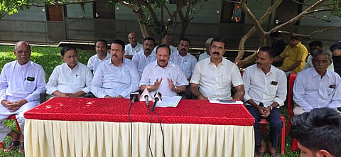 ಗದಗನಲ್ಲಿ ಮಾಜಿ ಸಿಎಂ ಡಿ.ವಿ. ಸದಾನಂದಗೌಡ ಸುದ್ದಿಗೋಷ್ಟಿ ನಡೆಸಿದರು. ಸಿ. ಸಿ. ಪಾಟೀಲ, ರಾಜು ಕುರುಡಗಿ, ಎಸ್​. ವಿ. ಸಂಕನೂರ, ಎಂ. ಎಸ್​. ಕರೀಗೌಡ್ರ ಇತರರು ಇದ್ದರು.