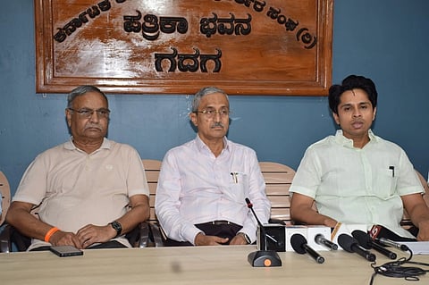 ಗದಗನಲ್ಲಿ ಎಚ್​. ಕೆ. ಪಾಟೀಲ ಪ್ರತಿಷ್ಠಾನ ವತಿಯಿಂದ ಗಣಿತ ಬಾಲ ಭಾಸ್ಕರ ರಸಪ್ರಶ್ನೆ ಸ್ಪರ್ಧೆ ಏರ್ಪಡಿಸುವ ಕುರಿತು ಆನಂದ ಪೋತ್ನಿಸ್​ ಸುದ್ದಿಗೋಷ್ಟಿ ನಡೆಸಿದರು. ಎಕನಾಥ ನಾಗೂರು, ಎಂ.ಜಿ. ರೆಹಮಾನ್​, ಆರ್​.ಆರ್​. ಓದುಗೌಡರ ಇತರರು ಇದ್ದರು.