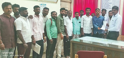 ಹುನಗುಂದದಲ್ಲಿ ಖಾಸಗಿ ಬೆಳೆ ಸಮೀಕ್ಷೆದಾರರ ವಿವಿಧ ಬೇಡಿಕೆಗಳನ್ನು ಈಡೇರಿಸುವಂತೆ ಒತ್ತಾಯಿಸಿ ತಹಸೀಲ್ದಾರ್ ಪ್ರದೀಪಕುಮಾರ ಹಿರೇಮಠ ಅವರಿಗೆ ಮನವಿ ಸಲ್ಲಿಸಿದ ಬೆಳೆ ಸಮೀಕ್ಷೆದಾರರು. ಸಂಘದ ಅಧ್ಯಕ್ಷ ಬೊಮ್ಮೇಶ ಹುಗ್ಗಿ, ಪ್ರಭು ಬಡಕಣ್ಣವರ, ಗಂಗಾಧರ ಬಡಿಗೇರ, ಮುತ್ತಪ್ಪ ದೊಡ್ಡಿಮನಿ ಮತ್ತಿತರಿದ್ದರು.