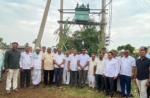 ಕೋಚರಿ ಗ್ರಾಮದಲ್ಲಿ ವಿದ್ಯುತ್ ಪರಿವರ್ತಕ ಚಾಲನೆ ಕಾರ್ಯಕ್ರಮದಲ್ಲಿ ಪೃಥ್ವಿ ಕತ್ತಿ, ಮಹಾವೀರ ನಿಲಜಗಿ, ಅಜಿತ ಮುನ್ನೋಳಿ, ವಿನಯ ಪಾಟೀಲ ಇತರರಿದ್ದರು.