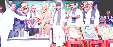 ಬೈಲೂರು ಗ್ರಾಮದಲ್ಲಿ ಅಂಬೇಡ್ಕರ್​ ಜಯಂತಿ ಅಂಗವಾಗಿ ಹಮ್ಮಿಕೊಂಡಿದ್ದ ಭೀಮ ರ್ಜನೆ ಕಾರ್ಯಕ್ರಮಕ್ಕೆ ಬಾಬಾಸಾಹೇಬ ಪಾಟೀಲ ಚಾಲನೆ ನೀಡಿದರು. ಶಿವಾನಂದ ಗುಡಗನಟ್ಟಿ, ಸಿದ್ಧಬಸವದೇವರು, ಈಶ್ವರ ಹಡಪದ ಇತರರಿದ್ದರು.