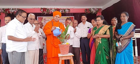ಸಿದ್ಧೇಶ್ವರ ವಿದ್ಯಾಲಯದಲ್ಲಿ ಹಮ್ಮಿಕೊಂಡಿದ್ದ ಸ್ನೇಹಸಮ್ಮೇಳನ ಕಾರ್ಯಕ್ರಮಕ್ಕೆ ಗಣ್ಯರು ಚಾಲನೆ ನೀಡಿದರು. ಡಾ.ಅಭಿನವ ಬ್ರಹ್ಮಾನಂದ ಶ್ರೀ, ಎಂ.ಬಿ.ಕೊರಬು, ಸಾತಗೌಡ ಪಾಟೀಲ ಇತರರಿದ್ದರು.