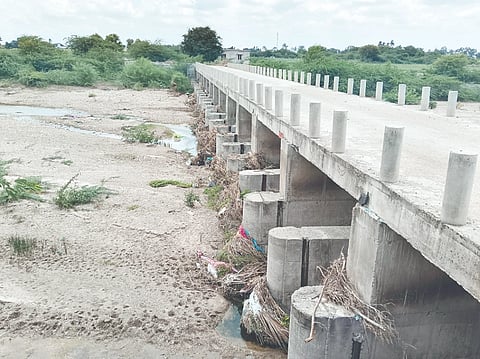 ಕುಕನೂರು ತಾಲೂಕಿನ ಮಸಬಹಂಚಿನಾಳ ಸಮೀಪದ ಹಳ್ಳಕ್ಕೆ ಬ್ರಿಡ್ಜ್ ಕಂ ಬ್ಯಾರೇಜ್ ಗೇಟ್ ಅಳವಡಿಸದೇ ಇರುವುದು.
