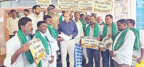 ಕೊಪ್ಪಳದ ಜಿಲ್ಲಾಡಳಿತ ಭವನದಲ್ಲಿ ಬೆಣಕಲ್, ಚಂಡೂರು ಗ್ರಾಮದ ರೈತರು ಜಿಲ್ಲಾಧಿಕಾರಿ ಡಾ.ಸುರೇಶ್ ಬಿ.ಇಟ್ನಾಳಗೆ ಮನವಿ ಸಲ್ಲಿಸಿದರು. ಪ್ರಮುಖರಾದ ಮಂಜುನಾಥ ಬಗನಾಳ, ಮಂಜುನಾಥ ರಾಠೋಡ, ಭೀಮಪ್ಪ ಕುರಿ, ಪರಸಪ್ಪ, ಸಂತೋಷ ಬನ್ನಿಕೊಪ್ಪ, ಪರಮೇಶ ಹಾಲವರ್ತಿ ಇತರರಿದ್ದರು.