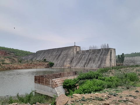 ಬಳ್ಳಾರಿ ನಾಲಾ ಅಣೆಕಟ್ಟ್ಟೆ ನಿರ್ಮಾಣ ಕಾರ್ಯ ಅರ್ಧಕ್ಕೆ ಸ್ಥಗಿತಗೊಂಡಿದೆ.