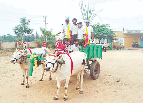 ಕೂಡುಮಗಳೂರು ಸರ್ಕಾರಿ ಪ್ರೌಢಶಾಲೆಯಲ್ಲಿ ನಡೆದ ಸಂಕ್ರಾಂತಿ ಸಂಭ್ರಮದಲ್ಲಿ ಅಲಂಕೃತ ಎತ್ತಿನ ಗಾಡಿಯೊಂದಿಗೆ ಧಾನ್ಯಗಳನ್ನು ಪೂಜಿಸಲಾಯಿತು. ಕೆ.ಎಸ್.ರಾಜಾಚಾರಿ, ಟಿ.ಜಿ.ಪ್ರೇಮಕುಮಾರ್, ಗೋಪಾಲಕೃಷ್ಣ ಇತರರಿದ್ದರು.