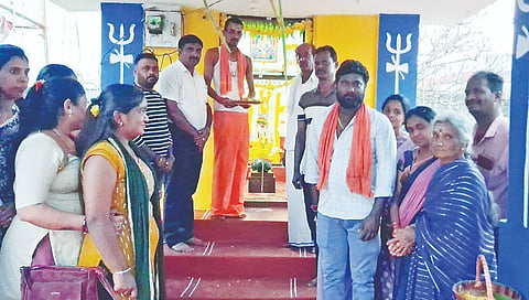 ಕೊಡ್ಲೂರು ಗ್ರಾಮದ ಮಲ್ಲಿಕಾರ್ಜುನ ಸ್ವಾಮಿ(ಹೊಳೆ ಮಲ್ಲಪ್ಪ) ದೇವಾಲಯದಲ್ಲಿ ಆಯೋಜಿಸಿದ್ದ ಶಿವರಾತ್ರಿ ಪೂಜೋತ್ಸವದಲ್ಲಿ ದೇವಾಲಯ ಸಮಿತಿ ಅಧ್ಯಕ್ಷ ಗೋವಿಂದಪ್ಪ, ಕಾರ್ಯದರ್ಶಿ ಕೆ.ಎನ್.ಪವನ್ ಕುಮಾರ್, ಈರಪ್ಪ, ರಾಜಾಚಾರಿ, ಕೃಷ್ಣ, ರಾಜು ಇತರರು ಇದ್ದರು.