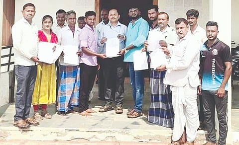 ಕುಷ್ಟಗಿ ತಾಲೂಕಿನ ಗುಮಗೇರಾದಲ್ಲಿ ಗ್ರಾಮಸ್ಥರು ಕೂಲಿಕಾರರ ಕೆಲಸದ ಬೇಡಿಕೆ ಮನವಿಯನ್ನು ಪಿಡಿಒ ಶಿವಪುತ್ರಗೆ ಶುಕ್ರವಾರ ಸಲ್ಲಿಸಿದರು. ಜಿಲ್ಲಾ ಐಇಸಿ ಸಂಯೋಜಕ ಶ್ರೀನಿವಾಸ್ ಚಿತ್ರಗಾರ, ತಾಲೂಕು ಐಇಸಿ ಸಂಯೋಜಕ ಚಂದ್ರಶೇಖರ್ ಹಿರೇಮಠ ಇದ್ದರು.