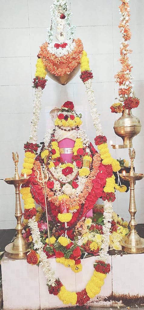 ಶಿವರಾತ್ರಿ ಅಂಗವಾಗಿ ಪಟ್ಟಣದ ಗುಡೇಕೋಟೆ ರಸ್ತೆಯ ಬಸವಲಿಂಗೇಶ್ವರ ದೇವಸ್ಥಾನದಲ್ಲಿ ಶಿವಲಿಂಗಕ್ಕೆ ವಿಶೇಷ ಪೂಜೆ ಸಲ್ಲಿಸಲಾಯಿತು. 