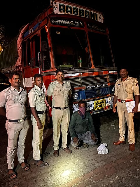 ಲಿಕ್ಕರ್‌ ತುಂಬಿದ್ದ ಲಾರಿಯನ್ನು ಅಬಕಾರಿ ಅಧಿಕಾರಿಗಳು ವಶಕ್ಕೆ ಪಡೆದರು. 