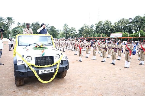 ಜಿಲ್ಲಾ ಉಸ್ತುವಾರಿ ಸಚಿವ ಲಕ್ಷ್ಮಣ ಸವದಿ ಗೌರವ ವಂದನೆ ಸ್ವೀಕರಿಸಿದರು. 