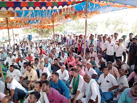 ಕಾಳಂಗಿ ಸೊಸೈಟಿ ಎದುರು ರೈತರು  ಪ್ರತಿಭಟನೆ ಮಾಡಿದರು 