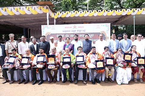 ಕಾರವಾರದ ಪೊಲೀಸ್ ಪರೇಡ್ ಮೈದಾನದಲ್ಲಿ ಶನಿವಾರ ಆಯೋಜಿಸಿದ್ದ ಸ್ವಾತಂತ್ರ್ಯೋತ್ಸವ  ಸಮಾರಂಭದಲ್ಲಿ 10 ಸರ್ಕಾರಿ ನೌಕರರಿಗೆ ಸರ್ವೋತ್ತಮ ಸೇವಾ ಪ್ರಶಸ್ತಿ ನೀಡಿ ಗೌರವಿಸಲಾಯಿತು. ಜಿಲ್ಲಾ ಉಸ್ತುವಾರಿ ಸಚಿವ ಲಕ್ಷ÷್ಮಣ ಸವದಿ, ಶಾಸಕ ಸತೀಶ ಸೈಲ್, ಎಂಎಲ್‌ಸಿ ಗಣಪತಿ ಉಳ್ವೇಕರ್ ಇದ್ದರು.