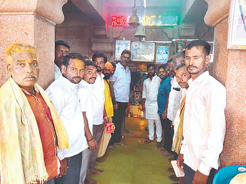 ಮೆಳ್ಳಿಕೇರಿ ಗ್ರಾಮದಲ್ಲಿ ನಡೆದ ಸಾಮೂಹಿಕ ವಿವಾಹ ಕಾರ್ಯಕ್ರಮದಲ್ಲಿ ಶಾಸಕ ವಿಶ್ವಾಸ ವೆದ್ಯ ಭಾಗವಹಿಸಿ ಬೀರೇಶ್ವರ ದರ್ಶನ ಪಡೆದರು.