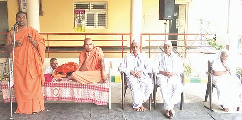 ಕಕಮರಿ ಗುರುದೇವಾಶ್ರಮದಲ್ಲಿ ಮಹಾಶಿವರಾತ್ರಿ ಅಂಗವಾಗಿ ಹಮ್ಮಿಕೊಂಡಿದ್ದ ಪ್ರವಚನದಲ್ಲಿ ಆತ್ಮಾರಾಮ ಸ್ವಾಮೀಜಿ ಮಾತನಾಡಿದರು. ಅದ್ವೈತಾನಂದ ಸ್ವಾಮೀಜಿ, ಗಂಗಣ್ಣ ಮಹಾರಾಜರು ಇತರರಿದ್ದರು.