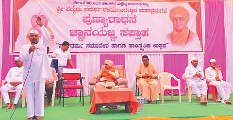 ಕಕಮರಿ ಗ್ರಾಮದಲ್ಲಿ ಹಮ್ಮಿಕೊಂಡಿದ್ದ ಸರ್ವಧರ್ಮ ಸಭೆಯಲ್ಲಿ ಅಣ್ಣಪ್ಪ ಮಹಾರಾಜರು ಮಾತನಾಡಿದರು. ಅಶೋಕ ಮಹಾರಾಜರು, ಗುರುಲಿಂಗಜಂಗಮ ಸ್ವಾಮೀಜಿ, ಮಲ್ಲಿಕಾರ್ಜುನ ಮಹಾರಾಜರು ಇತರರಿದ್ದರು.