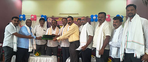 ಮದ್ದೂರು ನಗರದ ವೆಂಕಟೇಶ್ವರ ಕನ್‌ವೆನ್ಷನ್ ಹಾಲ್‌ನಲ್ಲಿ ನಡೆದ ಕರ್ನಾಟಕ ಕಾರ್ಯನಿರತ ಪತ್ರಕರ್ತರ ತಾಲೂಕು ಘಟಕದ ವತಿಯಿಂದ ಆಯೋಜಿಸಿದ್ದ ಪದಗ್ರಹಣ ಕಾರ್ಯಕ್ರಮದ ವೇಳೆ ನೂತನ ಪದಾಕಾರಿಗಳಿಗೆ ಶಾಸಕ ದಿನೇಶ್ ಗೂಳೀಗೌಡ ಅಕಾರ ಹಸ್ತಾಂತರಿಸಿದರು. ಕೆ.ಎಂ.ಉದಯ್, ಮತ್ತೀಕೆರೆ ಜಯರಾಮ್, ಸೋಮಶೇಖರ್ ಕೆರಗೋಡು, ಕೆ.ಸಿ.ಮಂಜುನಾಥ್, ರವಿಸಾವಂದಿಪುರ, ಶಶಿಧರ್ ಕಾಡುಕೊತ್ತನಹಳ್ಳಿ, ಎಸ್.ಪುಟ್ಟಸ್ವಾಮಿ ಇದ್ದರು.