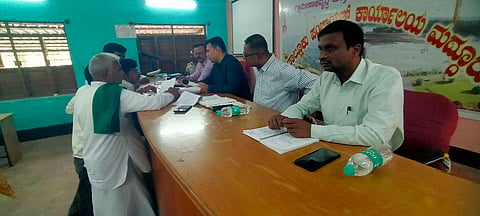 ಮದ್ದೂರು ನಗರದ ತಾಲೂಕು ಪಂಚಾಯಿತಿ ಸಭಾಂಗಣದಲ್ಲಿ ಆಯೋಜಿಸಿದ್ದ ಸಭೆಯಲ್ಲಿ ತಹಸೀಲ್ದಾರ್ ಪರಶುರಾಮಸತ್ತಿಗೇರಿ ರೈತರಿಂದ ಅಹವಾಲು ಸ್ವೀಕರಿಸಿದರು. ಧನಂಜಯ, ರಾಮಲಿಂಗಯ್ಯ, ಸೋಮಶೇಖರ್, ನವೀನ್, ನಾರಾಯಣಿ ಇದ್ದರು.