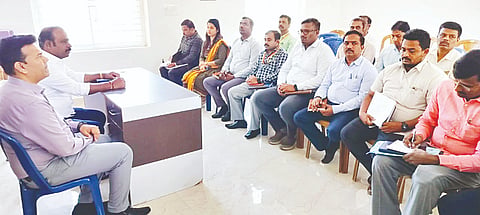ತಾಲೂಕು ಮಟ್ಟದ ಅಧಿಕಾರಿಗಳ ಸಭೆಯಲ್ಲಿ ಶಾಸಕ ಕೆ.ಎಂ.ಉದಯ್ ಮಾತನಾಡಿದರು. ಪರಶುರಾಮ್‌ಸತ್ತಿಗೇರಿ, ರಾಧಿಕಾ, ದೇವಾನಂದ್ ಇದ್ದರು.