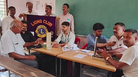 ಮದ್ದೂರು ತಾಲೂಕಿನ ಬೆಸಗರಹಳ್ಳಿಯ ಮಾನಸ ವಿದ್ಯಾಸಂಸ್ಥೆಯಲ್ಲಿ ನಡೆದ ಆರೋಗ್ಯ ಉಚಿತ ತಪಾಸಣಾ ಶಿಬಿರಕ್ಕೆ ಸಂಸ್ಥೆಯ ಅಧ್ಯಕ್ಷ ವಿ.ಕೆ.ಜಗದೀಶ್ ಚಾಲನೆ ನೀಡಿದರು. ಪ್ರೊ.ಬಿ.ಎಸ್.ಬೋರೇಗೌಡ, ರಾಮಕೃಷ್ಣೇಗೌಡ, ಎಂ.ಬಿ.ಯೋಗ, ಸಿದ್ದಯ್ಯ, ಶ್ರೀನಿವಾಸ್ ಇತರರು ಇದ್ದರು.