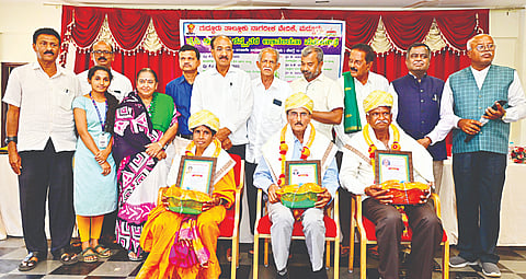 ನಗರದ ಮದ್ದೂರು ಕ್ರೀಡಾ ಬಳಗದಲ್ಲಿ ಬುಧವಾರ ಮದ್ದೂರು ತಾಲೂಕು ನಾಗರಿಕ ವೇದಿಕೆ ವತಿಯಿಂದ ಕೃಷಿ ಪ್ರಶಸ್ತಿ ಪುರಸ್ಕೃತರ ಅಭಿನಂದನಾ ಸಮಾರಂಭದಲ್ಲಿ ಪ್ರೊ.ಎಂ.ಸಿ.ಬೋರೇಗೌಡ, ಟಿ.ನಾರಾಯಣ ಹಾಗೂ ಸಿ.ಎಸ್.ಶಶಿಕಲಾ ಅವರಿಗೆ ಕೃಷಿ ಪ್ರಶಸ್ತಿ ನೀಡಿ ಅಭಿನಂದಿಸಿ ಗೌರವಿಸಲಾಯಿತು. ಪ್ರೊ.ಕೆ.ಸಿ.ನಾರಾಯಣಸ್ವಾಮಿ, ಪ್ರೊ.ಕೆ.ಎನ್.ನಿಂಗೇಗೌಡ, ಡಾ.ಎಚ್.ಆರ್.ಅರುಣ್‌ಕುಮಾರ್, ವಿ.ಎಸ್.ಅಶೋಕ್, ಮುನೇಗೌಡ, ಬೋರೇಗೌಡ, ವಿ.ಕೆ.ಜಗದೀಶ್, ವಿಜೇಂದ್ರ ಇದ್ದರು.
