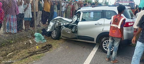ಅಪಘಾತದಲ್ಲಿ ನಜ್ಜುಗುಜ್ಜಾಗಿರುವ ಕಾರು.