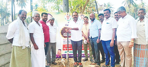 ಕದಲೂರು ಗ್ರಾಮದಲ್ಲಿ ಗ್ರಾಮದಿಂದ ಸೋಮನಹಳ್ಳಿ ಗ್ರಾಮದ ರೈಲ್ವೆ ಮಾರ್ಗದವರೆಗೆ ಸಂಪರ್ಕ ಕಲ್ಪಿಸುವ ರಸ್ತೆಯನ್ನು 1.30 ಕೋಟಿ ರೂ. ವೆಚ್ಚದಲ್ಲಿ ಅಭಿವೃದ್ಧಿಪಡಿಸುವ ಕಾಮಗಾರಿಗೆ ಶಾಸಕ ಕೆ.ಎಂ.ಉದಯ್ ಭೂಮಿಪೂಜೆಯನ್ನು ನೆರವೇರಿಸಿದರು. ಕದಲೂರು ರಾಮಕೃಷ್ಣ, ತಿಮ್ಮೇಗೌಡ, ಕೆ.ಆರ್.ಮಹೇಶ್, ಸತೀಶ್ಇದ್ದರು.