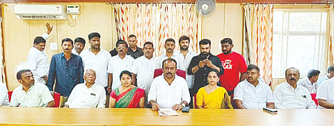 ಮದ್ದೂರು ನಗರದ ಪ್ರವಾಸಿ ಮಂದಿರದಲ್ಲಿ ನಡೆದ ಸುದ್ದಿಗೋಷ್ಟಿಯಲ್ಲಿ ಶಾಸಕ ಕೆ.ಎಂ.ಉದಯ್ ಮಾತನಾಡಿದರು. ಕೋಕಿಲಾ, ಎಂ.ಬಿ.ಸಚಿನ್, ಸರ್ವಮಂಗಳ, ಸಿದ್ದರಾಜು, ಮಮತಾಶಂಕರೇಗೌಡ, ಸಂತೋಷ್ ಇದ್ದರು.