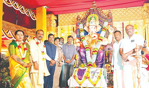 ಮದ್ದೂರು ನಗರದ ತಾಲೂಕು ಕ್ರೀಡಾಂಗಣದಲ್ಲಿ ಕದಲೂರು ಉದಯ್ ಚಾರಿಟಬಲ್ ಟ್ರಸ್ಟ್ ವತಿಯಿಂದ ಹಮ್ಮಿಕೊಂಡಿರುವ ಅದ್ದೂರಿ ಗಣೇಶೋತ್ಸವಕ್ಕೆ ಶಾಸಕ ಕೆ.ಎಂ.ಉದಯ್ ಚಾಲನೆ ನೀಡಿದರು. ವಿನುತಾ ಉದಯ್, ಡಾ.ಕುಮಾರ, ಡಾ.ಶೋಭಾರಾಣಿ, ಅರುಣ್‌ಸಾಗರ್, ಚಲುವರಾಜು, ಕೆ.ಎಂ.ರವಿ, ಸಿಪಾಯಿ ಶ್ರೀನಿವಾಸ್ ಇದ್ದರು.