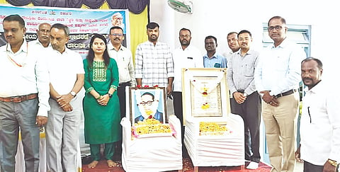 ಮದ್ದೂರು ನಗರದ ಡಾ.ಬಿ.ಆರ್.ಅಂಬೇಡ್ಕರ್ ಭವನದಲ್ಲಿ ಅಂತಾರಾಷ್ಟ್ರೀಯ ಪ್ರಜಾಪ್ರಭುತ್ವ ದಿನಾಚರಣೆಯಲ್ಲಿ ಡಾ.ಬಿ.ಆರ್.ಅಂಬೇಡ್ಕರ್ ಹಾಗೂ ಸಂವಿಧಾನಕ್ಕೆ ಪುಷ್ಪಾರ್ಚನೆ ಮಾಡಲಾಯಿತು. ಡಾ.ಶಿವಕುಮಾರ್ ಬಿರಾದರ, ರಾಮಲಿಂಗಯ್ಯ, ರಾಧಿಕಾ, ಧನಂಜಯ, ಶಿವಣ್ಣ ಇದ್ದರು.