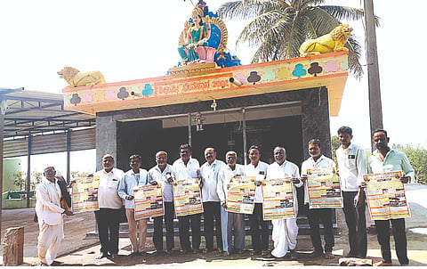 ಕಮಲದಿನ್ನಿ ಗ್ರಾಮದಲ್ಲಿ ಲಕ್ಷಿ$್ಮದೇವಿ ಜಾತ್ರಾ ಮಹೋತ್ಸವದ ಆಮಂತ್ರಣ ಪತ್ರಿಕೆಯನ್ನು ಗಣ್ಯರು ಬಿಡುಗಡೆಗೊಳಿಸಿದರು. ಲಕ್ಕಪ್ಪ ಹುಚರಡ್ಡಿ, ಹನುಮಂತ ಪೂಜೇರಿ ಇತರರಿದ್ದರು.